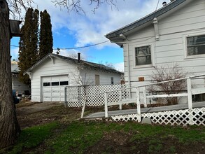 1102 1st St in La Grande, OR - Building Photo - Building Photo