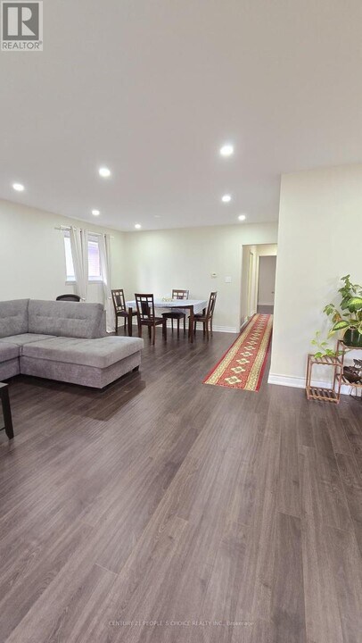 22 Murchison Crescent in Toronto, ON - Building Photo