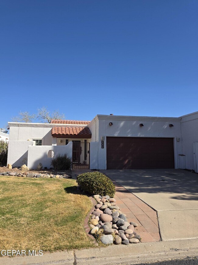 230 Casas Bella Ln in Santa Teresa, NM - Building Photo - Building Photo