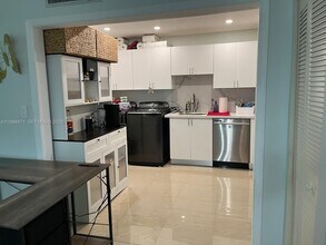 301 N Pine Island Rd in Plantation, FL - Building Photo - Building Photo