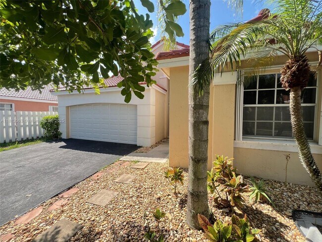 435 Somerset Way in Weston, FL - Building Photo - Building Photo