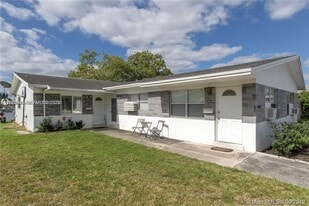 1064 SW 2nd St in Hallandale Beach, FL - Building Photo