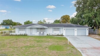 220 Punta Alta Ct in Lehigh Acres, FL - Building Photo