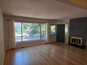 3038 NE Hoyt St in Portland, OR - Building Photo - Building Photo