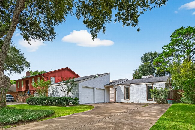 2042 Hilton Head Dr in Missouri City, TX - Building Photo - Building Photo