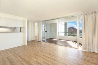 2600 Pualani Way in Honolulu, HI - Building Photo - Building Photo