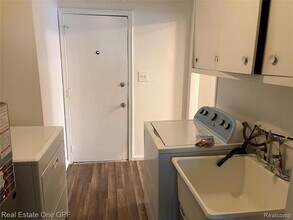 11304 Jackson Ave, Unit 202 in Warren, MI - Building Photo - Building Photo