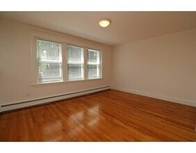 30 Upland Rd in Cambridge, MA - Foto de edificio - Building Photo