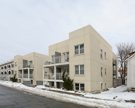 251-255 W Broadway in Long Beach, NY - Foto de edificio - Building Photo