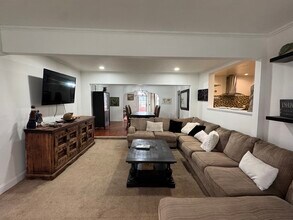 1056 S Redondo Blvd, Unit 1058 in Los Angeles, CA - Building Photo - Building Photo