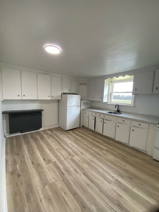 1742 Confederation Line in Sarnia, ON - Building Photo