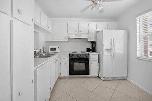 931 Gardenia Dr, Unit 269 in Delray Beach, FL - Building Photo