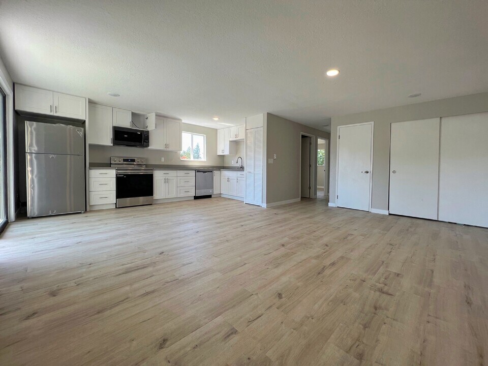 17612 80th Ct NE, Unit 4 in Kenmore, WA - Building Photo