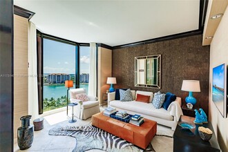 300 S Pointe Dr, Unit 1604 in Miami Beach, FL - Foto de edificio - Building Photo