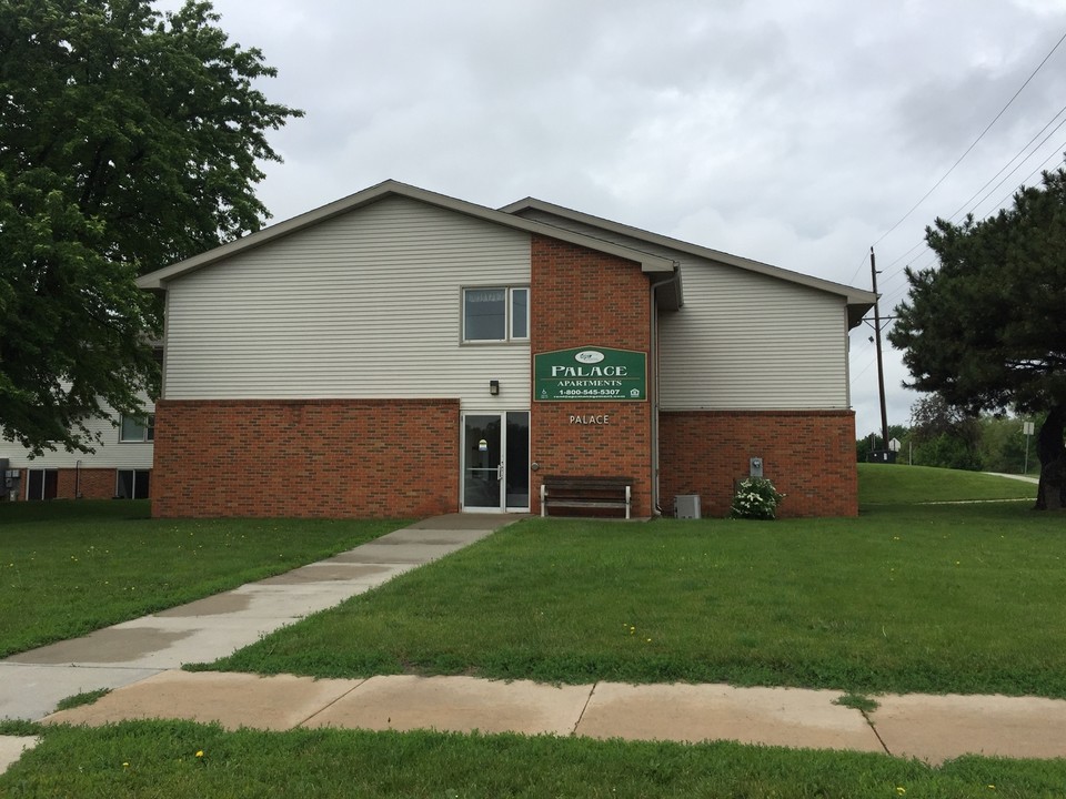 Palace Apartments & Townhomes in Mitchell, SD - Building Photo