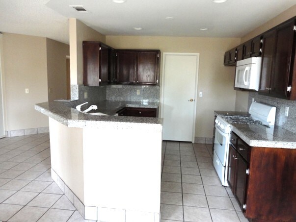 2808 Deep Water Cir in Las Vegas, NV - Building Photo - Building Photo