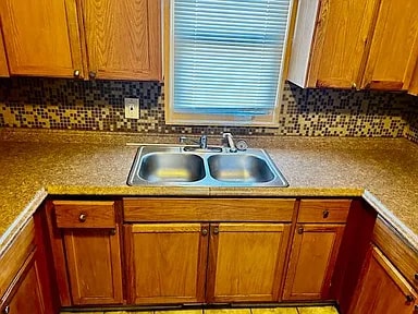 2621 Davison Rd in Flint, MI - Foto de edificio - Building Photo