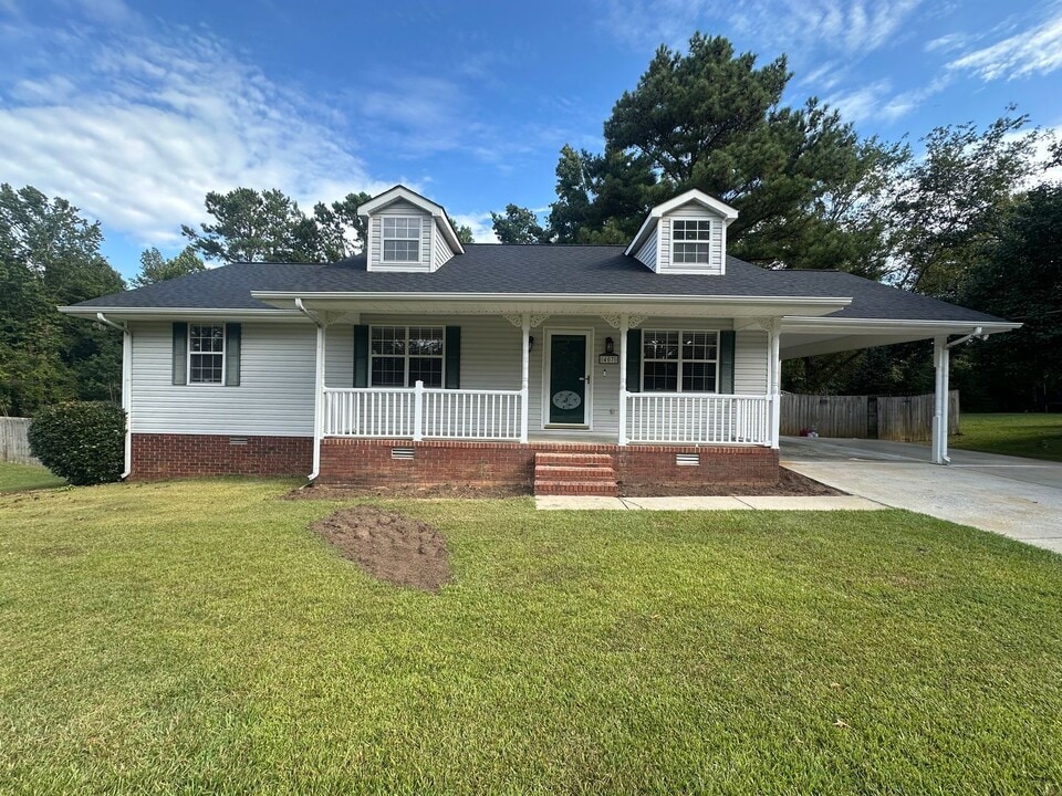 407 Southmoor Cir in Oxford, AL - Building Photo