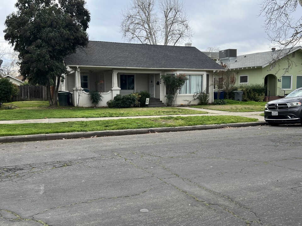 844 W 20th St in Merced, CA - Foto de edificio