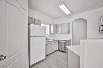 5525 W Flamingo Rd in Las Vegas, NV - Building Photo - Building Photo