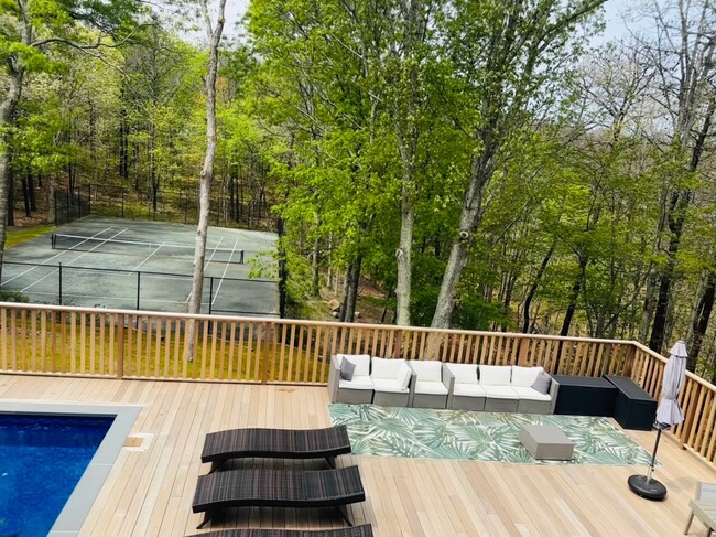 1060 Noyac Path in Water Mill, NY - Building Photo - Building Photo