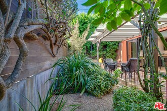 927 1/2 Victoria Ave in Los Angeles, CA - Building Photo - Building Photo