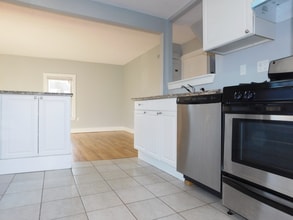 104 Harvard St, Unit 2 in Dedham, MA - Building Photo - Building Photo