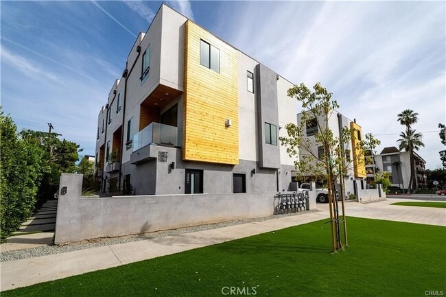 11858 Flower Ln in Los Angeles, CA - Foto de edificio - Building Photo