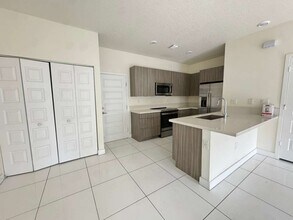 8311 NW 49th St in Doral, FL - Foto de edificio - Building Photo