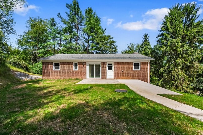 911 Nellies Cave Rd in Blacksburg, VA - Building Photo - Building Photo