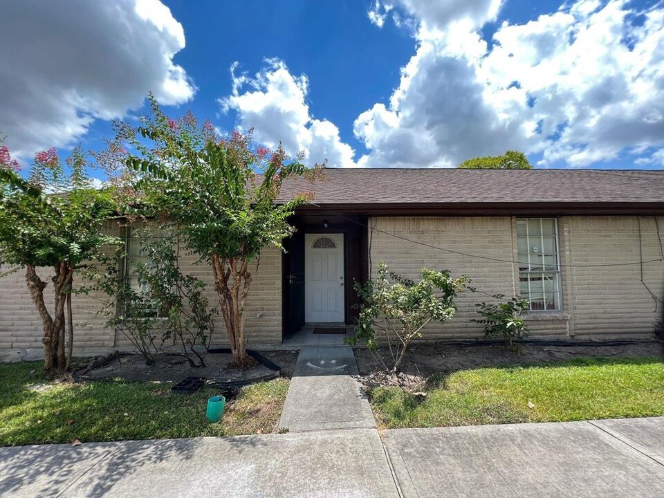 7247 Cook Rd in Houston, TX - Building Photo