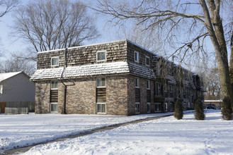 Blaine Villa Apartments in Spring Lake Park, MN - Foto de edificio - Building Photo