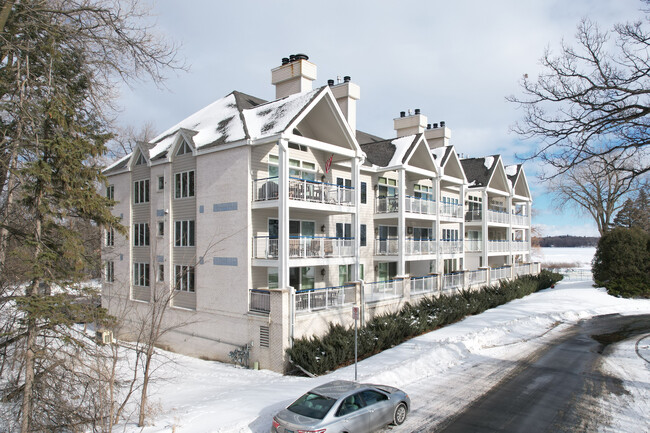 Chateauguet Condominiums in White Bear Lake, MN - Foto de edificio - Building Photo