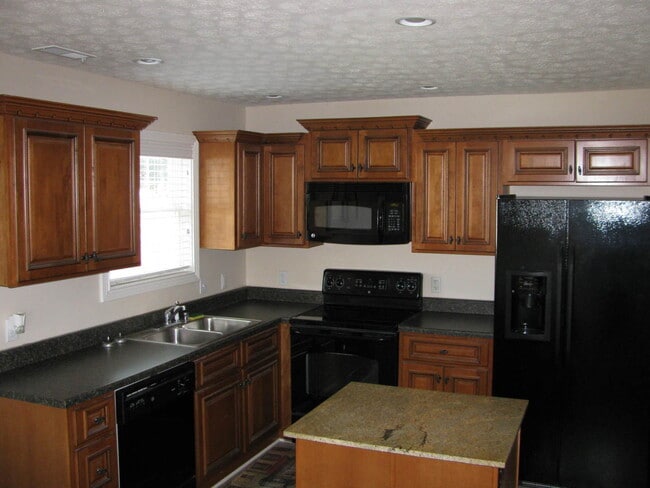 1606 Cedar Springs Ct in La Grange, KY - Building Photo - Building Photo
