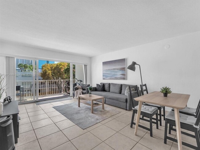 7737 SW 88th St in Miami, FL - Building Photo - Building Photo