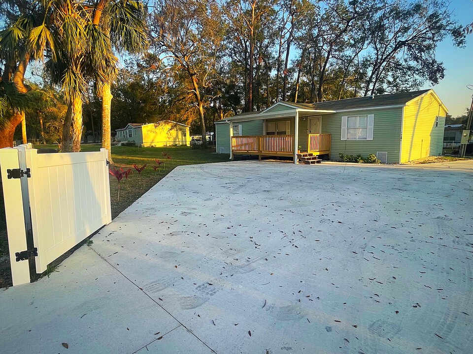 10605 Magnolia Dr in Thonotosassa, FL - Building Photo