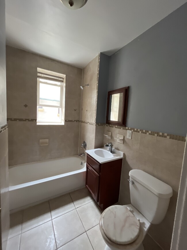 1088 Kennedy Blvd, Unit 8 in Bayonne, NJ - Building Photo - Building Photo