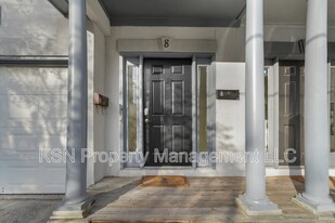 8 E 33rd St in Savannah, GA - Building Photo - Building Photo