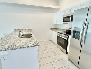 326 SE 16th Pl in Cape Coral, FL - Building Photo - Building Photo
