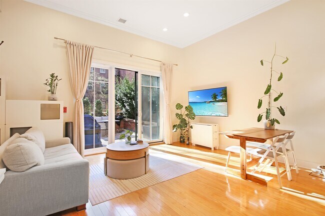 61 Grand St in Jersey City, NJ - Building Photo - Building Photo