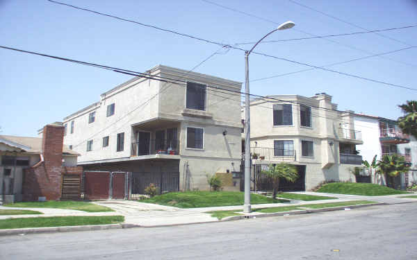 1121 Roswell Ave in Long Beach, CA - Foto de edificio - Building Photo