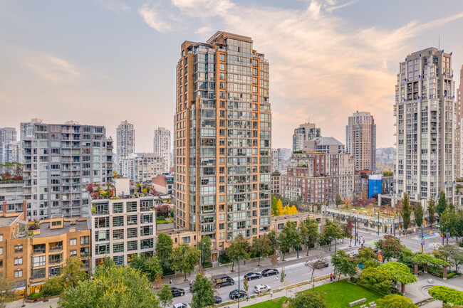 Park Plaza in Vancouver, BC - Building Photo - Building Photo