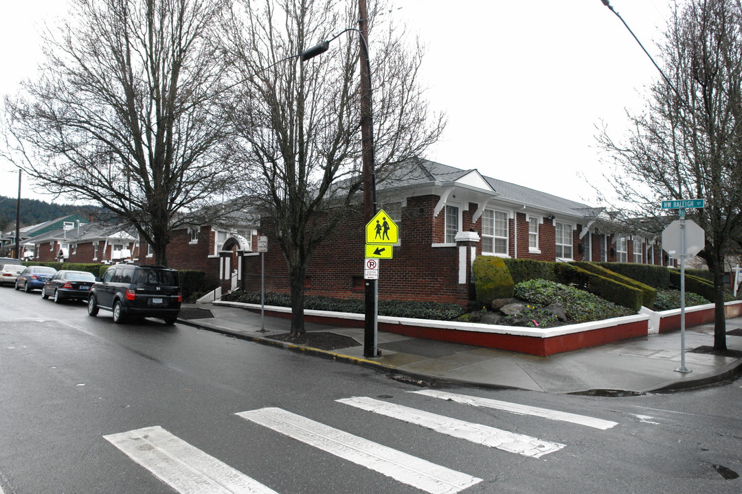 2601-2643 NW Raleigh St in Portland, OR - Building Photo