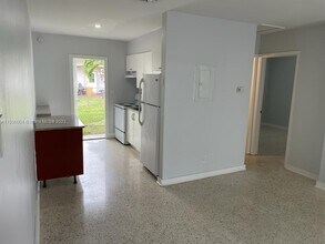842 SW 2nd St, Unit A in Hallandale Beach, FL - Foto de edificio - Building Photo