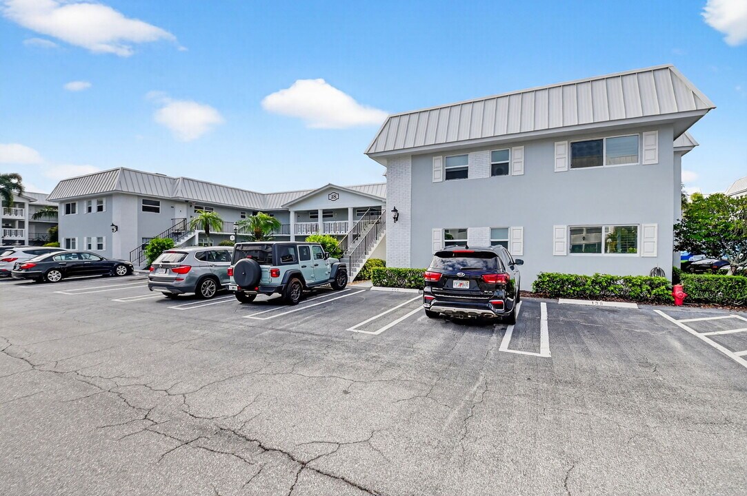 18 Colonial Club Dr in Boynton Beach, FL - Building Photo