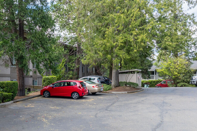 Juanita Village Condominiums in Kirkland, WA - Foto de edificio - Building Photo