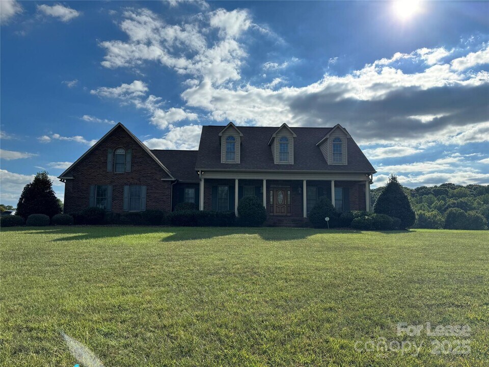 459 Brawley School Rd in Mooresville, NC - Building Photo