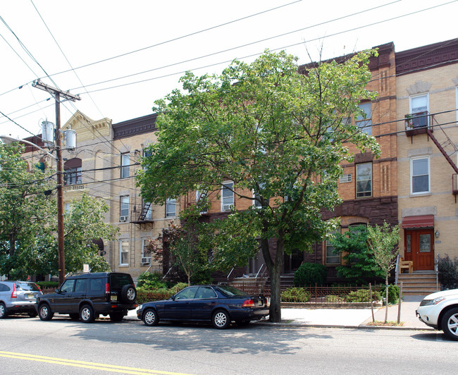 2408 Palisade Ave in Weehawken, NJ - Foto de edificio - Building Photo