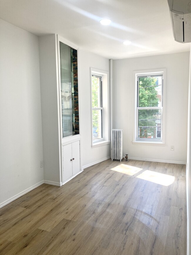 2040 Palmetto St, Unit #1 in Ridgewood, NY - Foto de edificio - Building Photo