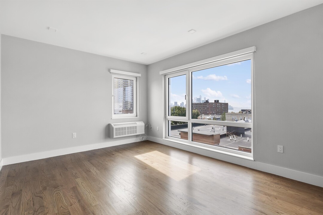 60-64 68th St in Guttenberg, NJ - Building Photo